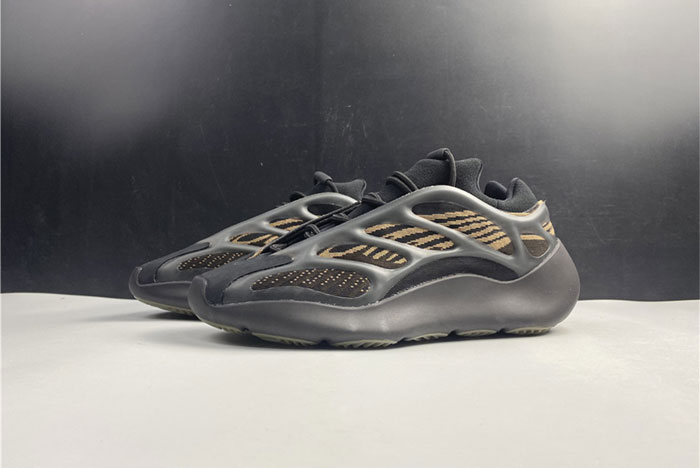 YEEZY 700 V3--GY0189