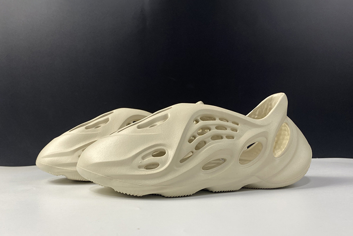 adidas Yeezy Foam RNNR Sand - FY4567