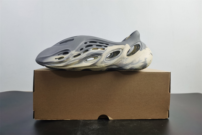 adidas Yeezy Foam RNNR MXT Moon Gray - GV7904