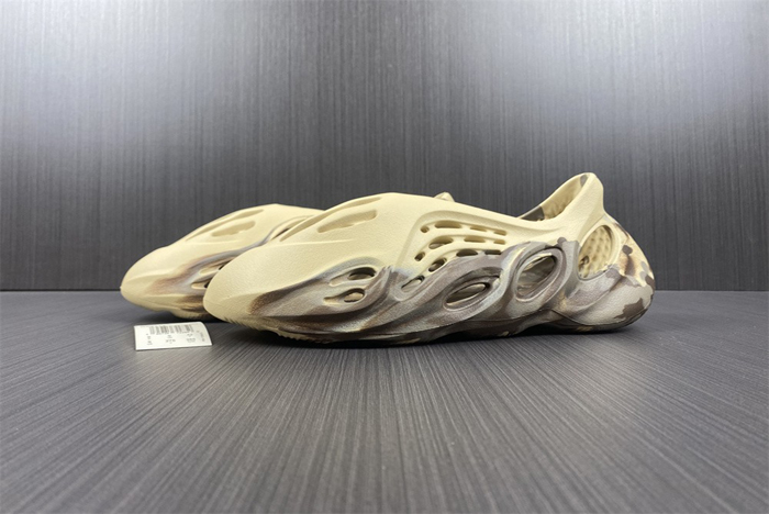 adidas Yeezy Foam Runner “MX Cream Clay”   GX8774